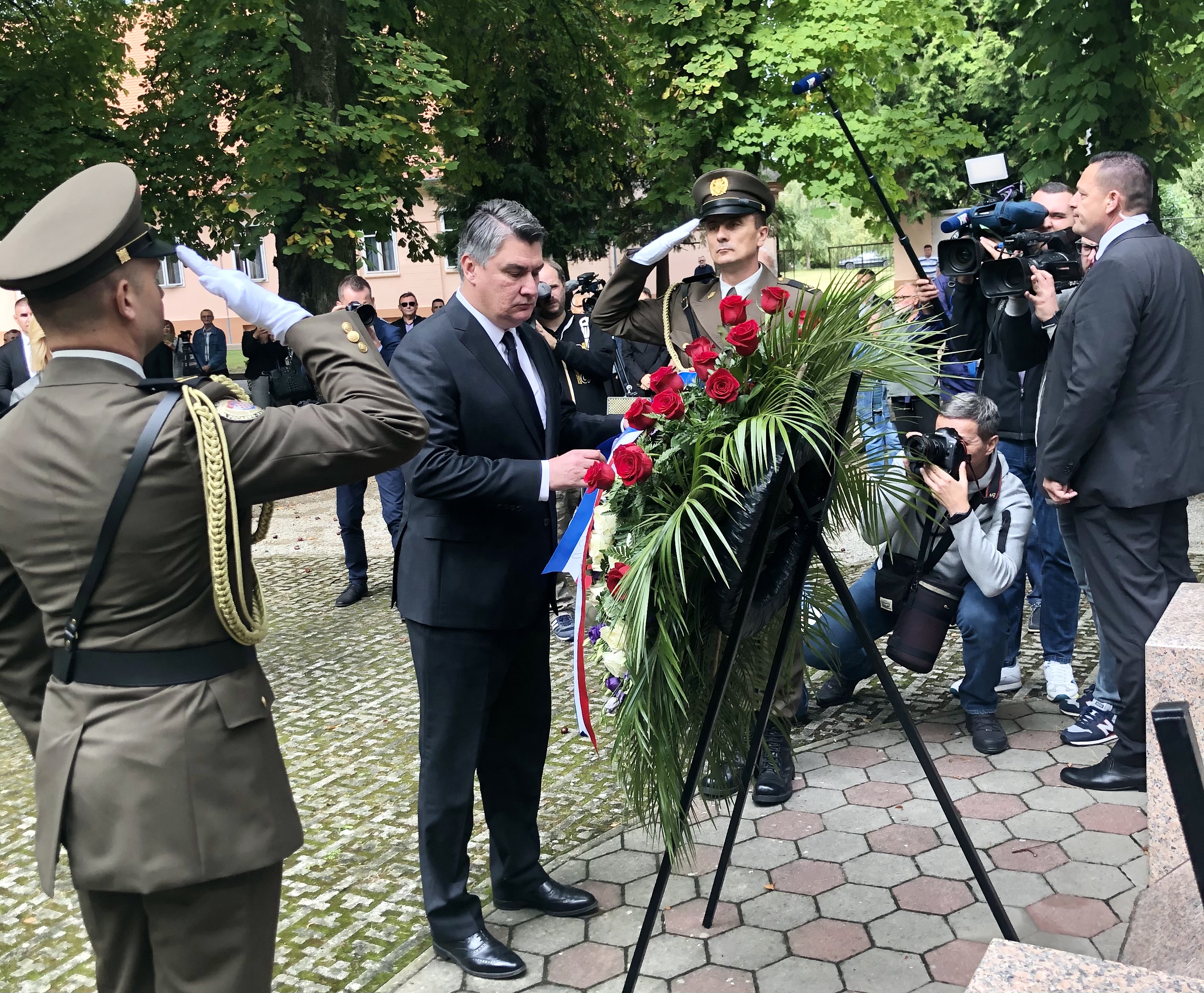 Predsjednik RH Zoran Milanović položio je vijenac ispred Spomenika braniteljima