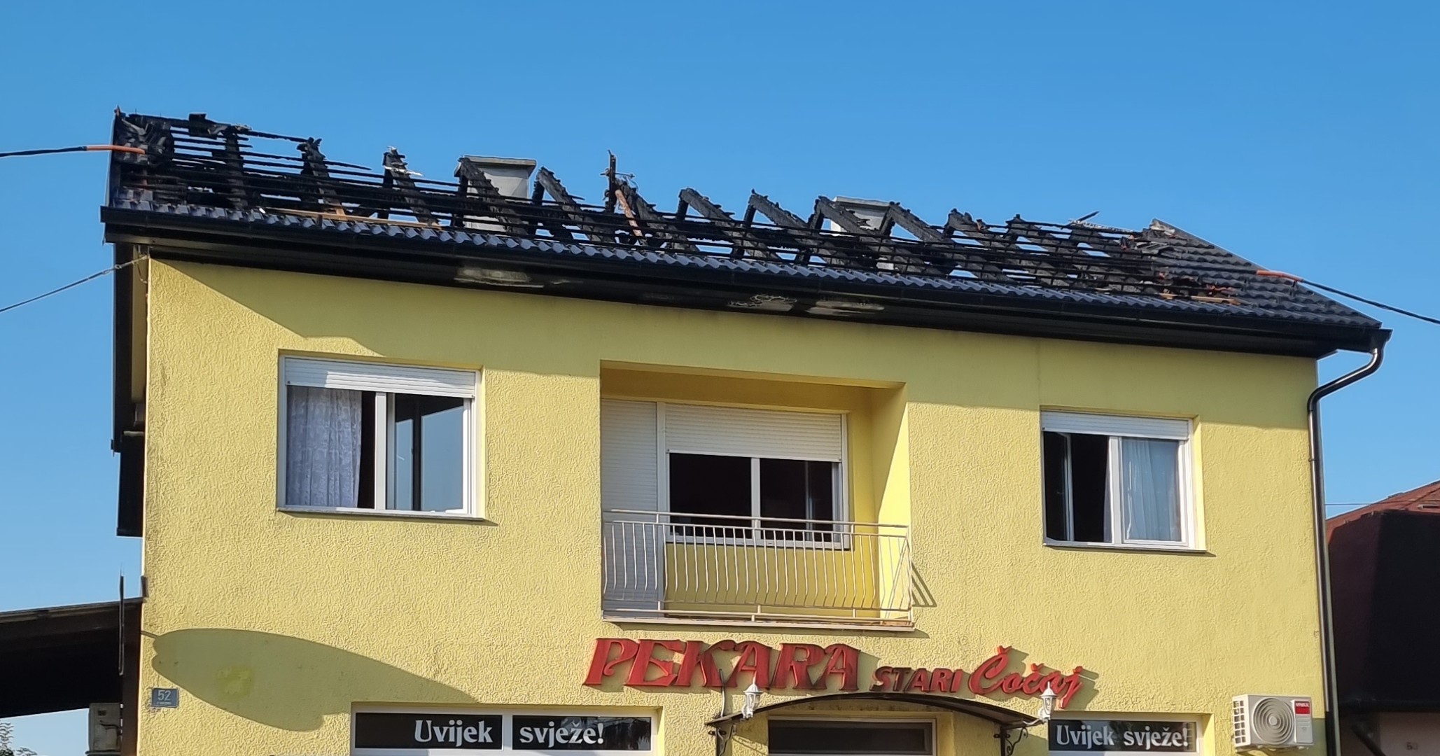 Požar u Donjem Miholjcu: Izgorio krov stambeno-poslovnog objekta