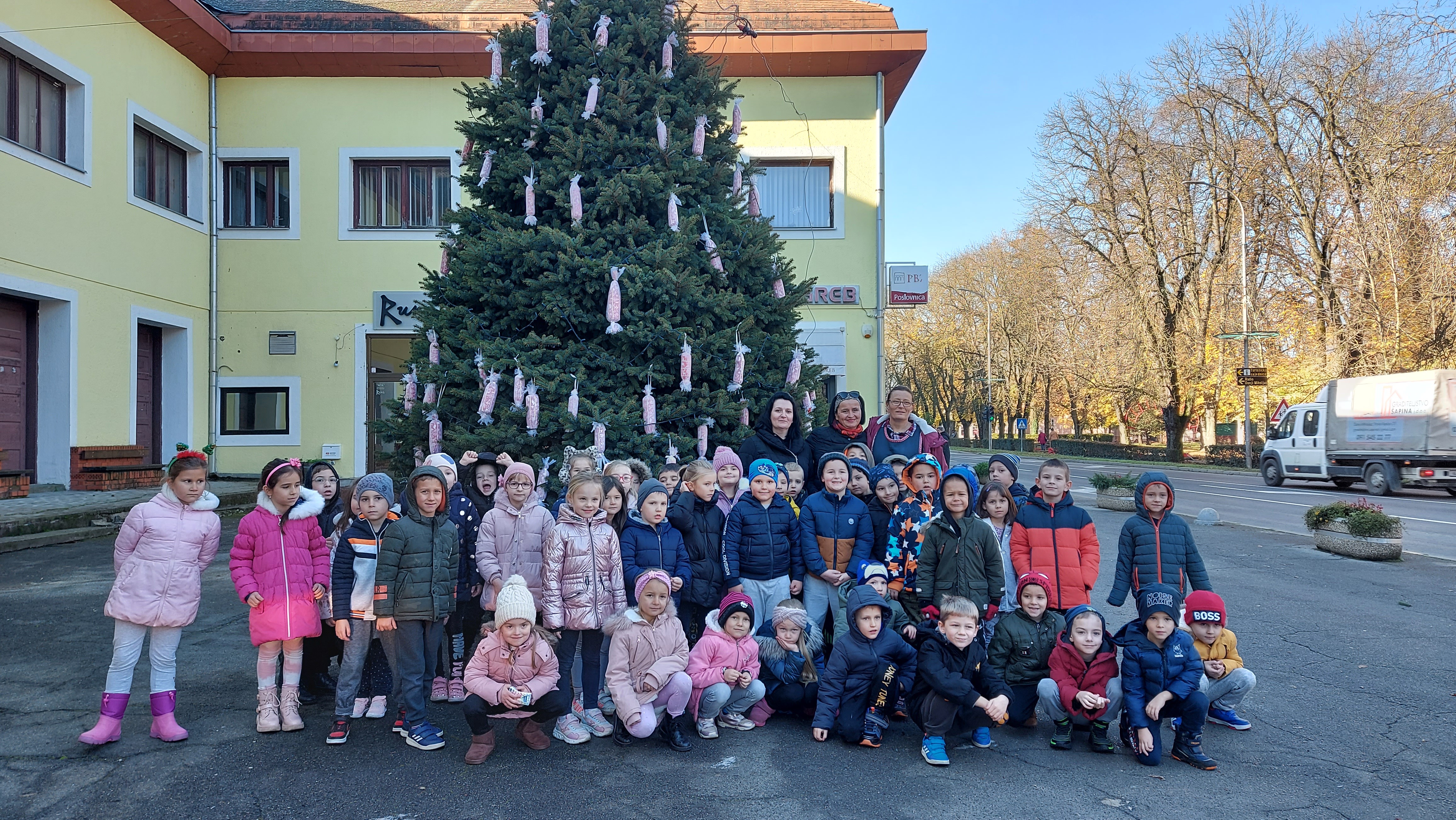 Djeca ukrasila božićno drvce