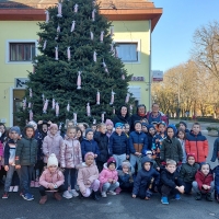 Djeca ukrasila božićno drvce