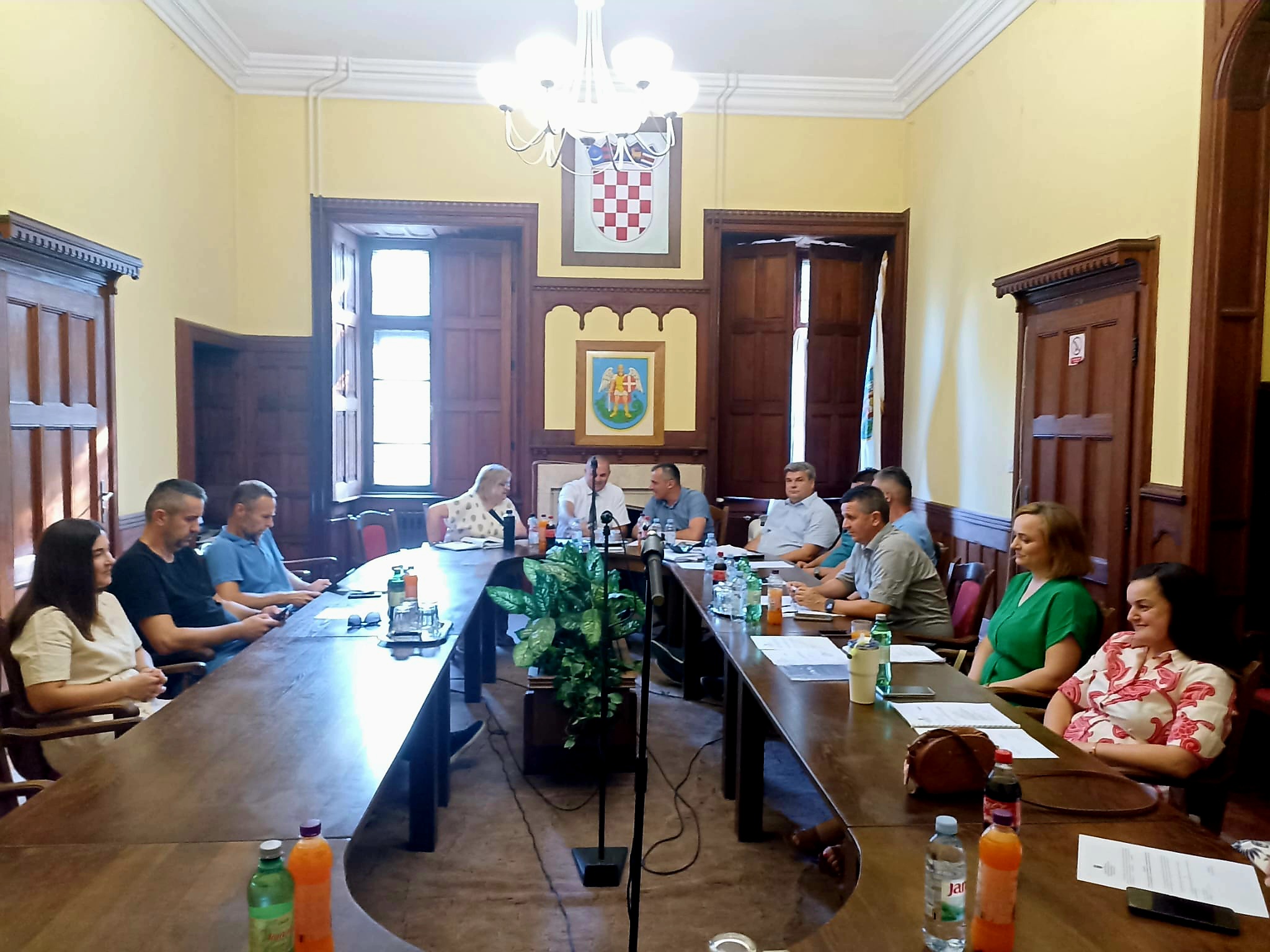 ​Osma sjednica Gradskog vijeća Donjeg Miholjca: Prihvaćeno izvješće o izvršenju proračuna za 2025. i izvješće o radu Crvenog križa; Dorslov će uskoro prikupljati komunalni otpad u još tri susjedne općine