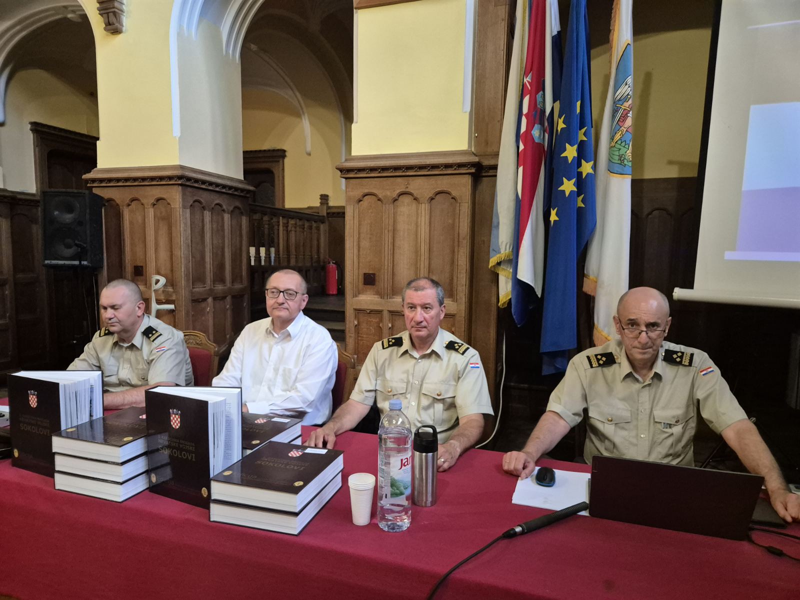 Predstavljena monografija „5. gardijska brigada Hrvatske vojske – Sokolovi“ u Donjem Miholjcu
